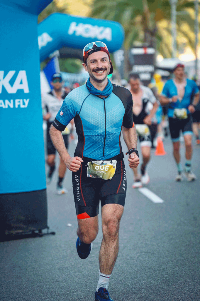 En plein marathon et tout sourire sur l'Ironman de Nice 2024